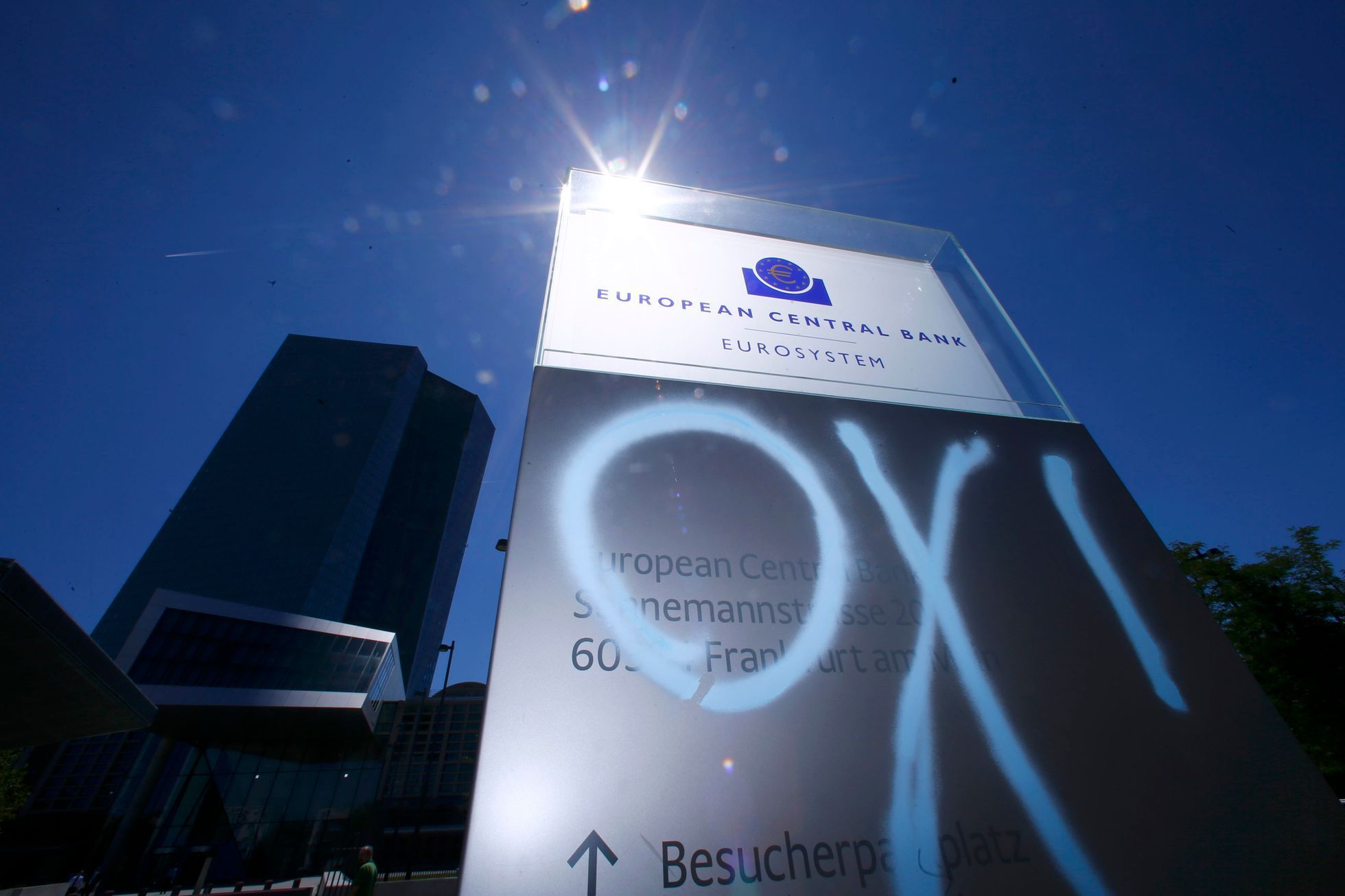 Řecké slovo "ne" někdo nasprejoval na sloup před sídlem Evropské centrální banky ve Frankfurtu.
