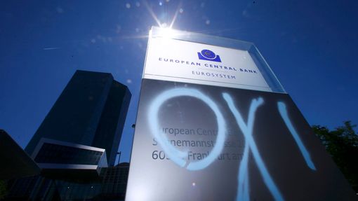 Řecké slovo "ne" někdo nasprejoval na sloup před sídlem Evropské centrální banky ve Frankfurtu.