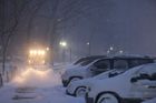 "Pokud uvíznete, zůstaňte v autě." Východ USA sužuje silná sněhová bouře