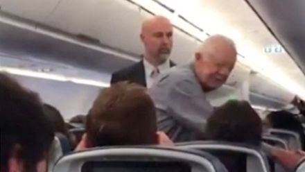 Překvapení v letadle. Bývalý prezident USA si potřásl rukou s každým cestujícím