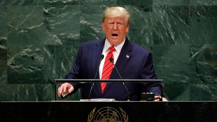 Trump v OSN mluvil hlavně ke svým voličům. Pak vše přehlušila "politická bomba"