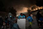 Děti ze zničeného tábora Moria na Lesbu míří do Soluně, první skupina je v letadle