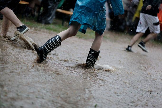 Rozhodně neprohloupil ten, kdo přijel na festival vybavený gumáky.