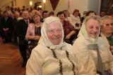 Ples si nemohla nechat ujít ani devětasedmdesátiletá Božena Kotačková (vlevo), která prozradila, že už na koně vyrobila sto šedesát papírových růží, protože jsou členy královské družiny hned dva její vnuci.