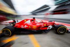 Vettel porazil v tréninku v Japonsku Hamiltona o dvě desetiny
