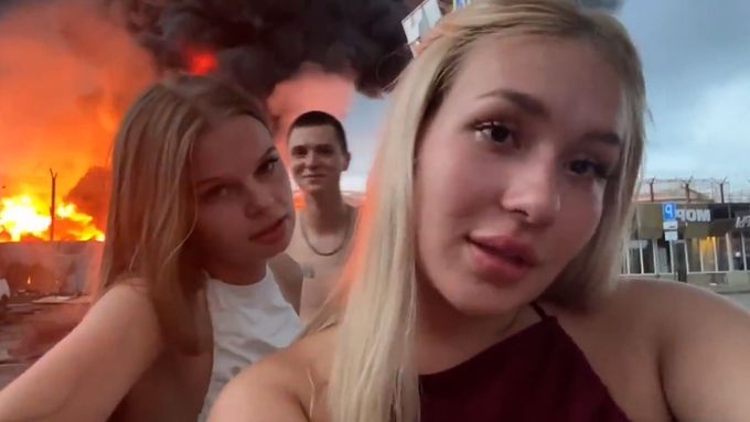 Influencerky se natáčely před hořícím ropným skladem v Soči, zadržela je policie
