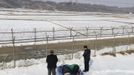 A man (L), who was originally from North Korea, and his South Korean family members bow in the direction of the North during a memorial service for their North Korean ancestors near the demilitarized zone separating the two Koreas, in Paju, 55 km (34 miles) north of Seoul February 10, 2013, on the occasion of Seolnal, the Korean Lunar New Year's day. Millions of South Koreans travelled to their hometowns during the three-day holiday which started last Saturday. Seolnal is one of the traditional holidays when most Koreans visit their hometowns to be united with their families and hold memorial services for their deceased ancestors. REUTERS/Lee Jae-Won (SOUTH KOREA - Tags: MILITARY POLITICS SOCIETY) Published: Úno. 10, 2013, 6:14 dop.