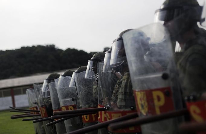 Members of the Brazilian Navy take part in an exhibition showcasing their operational capacity to combat terrorist attacks and riots, ahead of the FIFA Confederations Cup and World Youth Day in Rio de Janeiro May 27, 2013. REUTERS/Ricardo Moraes (BRAZIL - Tags: MILITARY SPORT SOCCER CIVIL UNREST) Published: Kvě. 27, 2013, 9:18 odp.