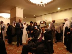 Bývalý generální tajemník OSN, Pan Ki-mun, sleduje VR film.