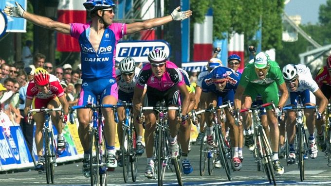 Ján Svorada takto oslavil triumf v roce 2001 na Tour de France v poslední etapě v Paříži.