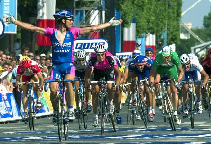 Ján Svorada vítězí v závěrečném spurtu Tour de France 2001 v Paříži.