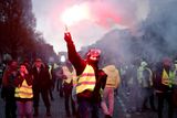 Francii v sobotu zaplavily protesty "žlutých vest". Na demonstracích bylo podle ministerstva vnitra zhruba 100 tisíc lidí. Ti protestovali proti plánu vlády zvýšit od ledna ceny pohonných hmot.