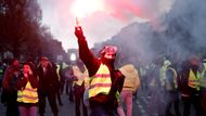 Francii v sobotu zaplavily protesty "žlutých vest". Na demonstracích bylo podle ministerstva vnitra zhruba 100 tisíc lidí. Ti protestovali proti plánu vlády zvýšit od ledna ceny pohonných hmot.