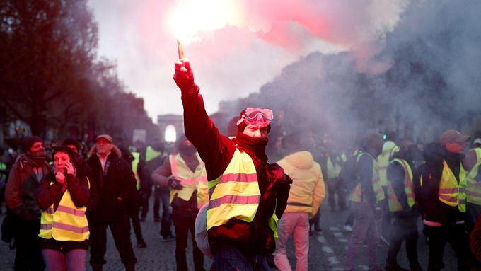 Protesty v Paříži proti Emmanuelu Macronovi.