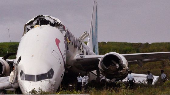 Rozlomený boeing. Všichni z něj vystoupili živí