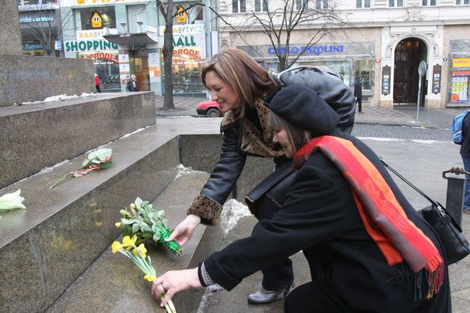 Dnes už tomu policie nedokázala zabránit. Před dvaceti lety způsobil jen pokus o položení květin na památku Jana Palacha sérii demonstrací známou jako Palachův týden. Rok destrukce komunismu začal