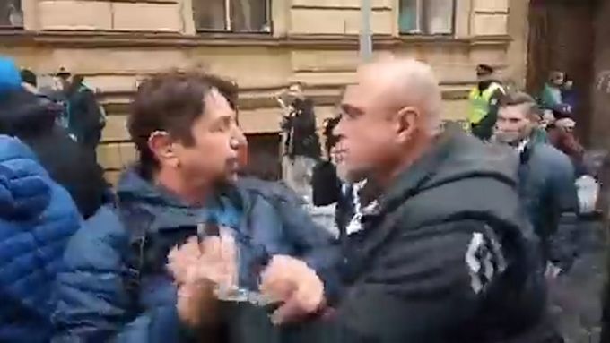 Demonstranti napadli reportéra Aktuálně.cz Radka Bartoníčka