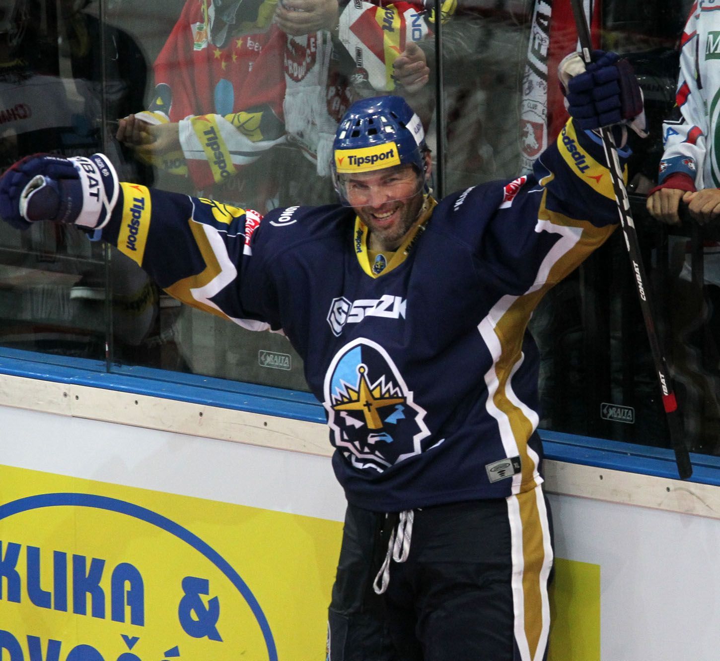Hokejista Kladna Jaromír Jágr slaví svůj gól v 5. kole Tipsport extraligy 2012/13 s Pardubicemi.