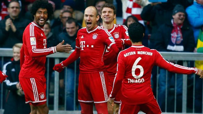Arjen Robben slaví se spoluhráči branku do sítě Braunschweigu.