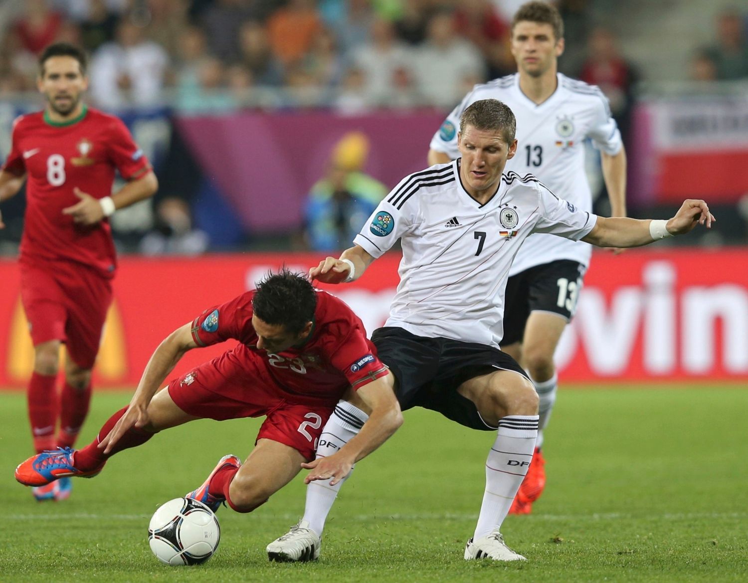 Helder Postiga a Bastian Schweinsteiger v utkání Německa s Portugalskem na Euru 2012