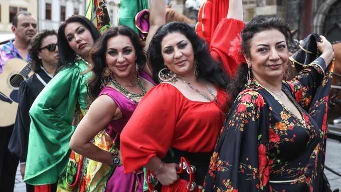 Podívejte se na pestrobarevný průvod Romů centrem Prahy při příležitosti festivalu Khamoro.