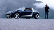 Smart Roadster - Zajímavě vypadající autíčko přišlo v nevhodný čas. Na začátku tisíciletí zasáhl Smart problém se stabilitou jen chvíli před jeho uvedením na trh. Automobilka proto musela investovat nemalé peníze do nápravy problému. Místo 200 tisíc aut za rok vyráběla jen 80 tisíc. Vzhledem k výstřednosti vozu se brzy dostavil neúspěch. Auto se vyrábělo jen tři roky.