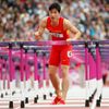 Čínský atlet Xiang Liu po pádu v disciplíně 110 metrů překážek na OH 2012 v Londýně.
