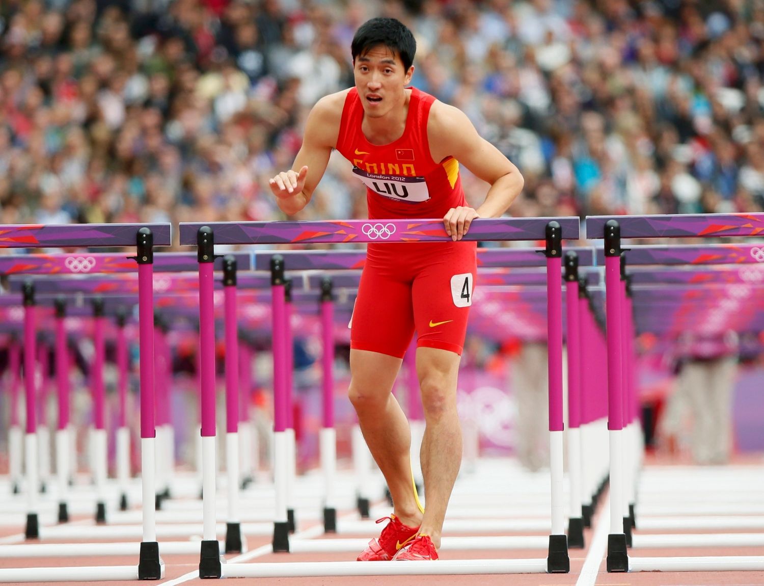 Čínský atlet Xiang Liu po pádu v disciplíně 110 metrů překážek na OH 2012 v Londýně.