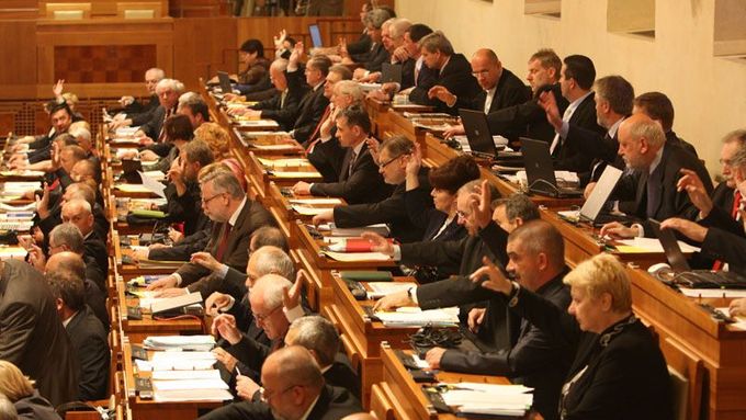 Sedmnáct senátorů vystoupilo proti změnám jednacích řádů parlamentů, které plánuje Evropská unie