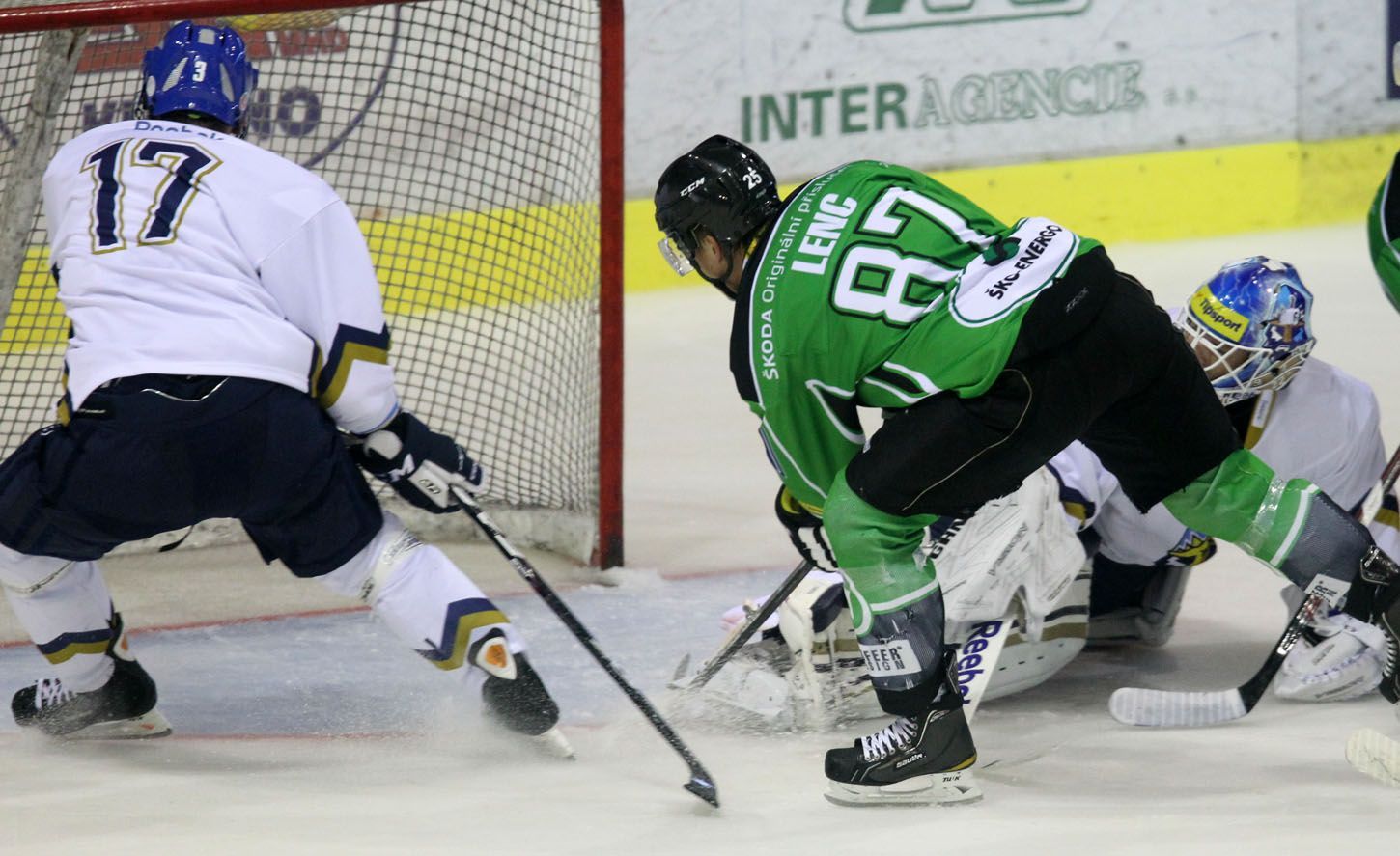 Mladoboleslavský hokejista Radan Lenc se snaží prostřelit kladenského brankáře Jana Cháberu v přípravném utkání před sezónou 2012/13.
