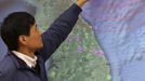 An official points to North Korea's Kilju, where the North conducted a nuclear test, on a map on a screen at the Korea Meteorological Agency in Seoul February 12, 2013. North Korea conducted its third nuclear test on Tuesday in defiance of existing U.N. resolutions, angering the U.S. and Japan and prompting its only major ally, China, to call for calm. REUTERS/Lee Ji-Eun/Yonhap (SOUTH KOREA - Tags: MILITARY POLITICS TPX IMAGES OF THE DAY) ATTENTION EDITORS - THIS IMAGE WAS PROVIDED BY A THIRD PARTY. NO SALES. NO ARCHIVES. FOR EDITORIAL USE ONLY. NOT FOR SALE FOR MARKETING OR ADVERTISING CAMPAIGNS. SOUTH KOREA OUT. NO COMMERCIAL OR EDITORIAL SALES IN SOUTH KOREA. THIS PICTURE IS DISTRIBUTED EXACTLY AS RECEIVED BY REUTERS, AS A SERVICE TO CLIENTS Published: Úno. 12, 2013, 10:43 dop.