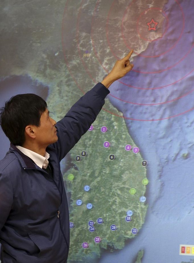 An official points to North Korea's Kilju, where the North conducted a nuclear test, on a map on a screen at the Korea Meteorological Agency in Seoul February 12, 2013. North Korea conducted its third nuclear test on Tuesday in defiance of existing U.N. resolutions, angering the U.S. and Japan and prompting its only major ally, China, to call for calm. REUTERS/Lee Ji-Eun/Yonhap (SOUTH KOREA - Tags: MILITARY POLITICS TPX IMAGES OF THE DAY) ATTENTION EDITORS - THIS IMAGE WAS PROVIDED BY A THIRD PARTY. NO SALES. NO ARCHIVES. FOR EDITORIAL USE ONLY. NOT FOR SALE FOR MARKETING OR ADVERTISING CAMPAIGNS. SOUTH KOREA OUT. NO COMMERCIAL OR EDITORIAL SALES IN SOUTH KOREA. THIS PICTURE IS DISTRIBUTED EXACTLY AS RECEIVED BY REUTERS, AS A SERVICE TO CLIENTS Published: Úno. 12, 2013, 10:43 dop.