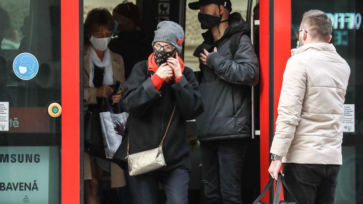 Epidemii je třeba brzdit. Po Vánocích může v Česku opět lámat rekordy, varuje ÚZIS