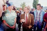 1994 - Prezident Václav Havel mezi vojáky na výcvikové základně mírových sil OSN v Českém Krumlově. Vlevo velitel základny podplukovník Vladimír Trněný.