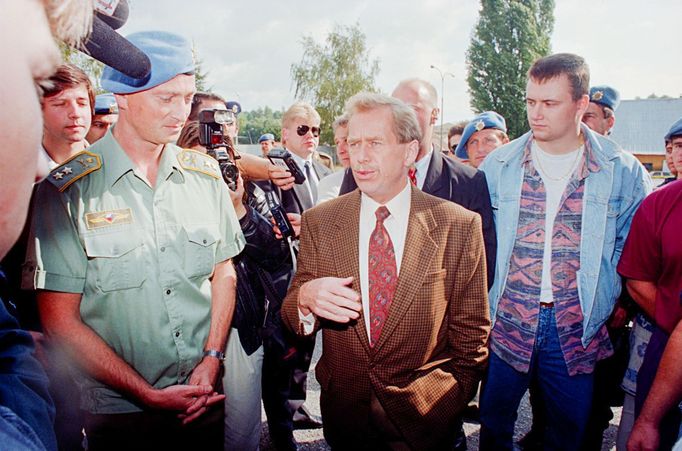 Václav Havel mezi vojáky na výcvikové základně mírových sil OSN v Českém Krumlově. Rok 1994.