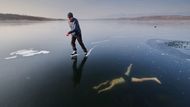 Jan Kepič / Bruslař a freediver. Nominace na cenu Czech Press Photo v kategorii Sport.