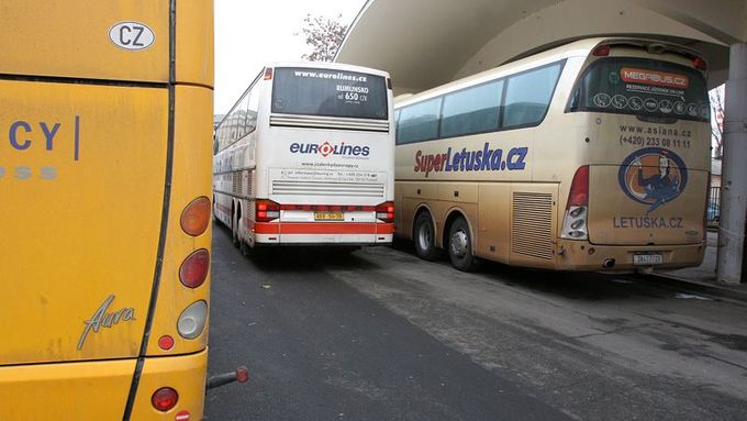 Konkurenti na dálnici. Student Agency, Eurolines i Asiana dotují provoz linky mezi Brnem a Prahou z jiných obchodních aktivit.