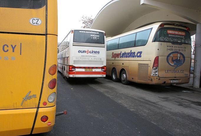 Konkurenti na dálnici. Student Agency, Eurolines i Asiana dotují provoz linky mezi Brnem a Prahou z jiných obchodních aktivit.