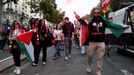 Demonstranti v vestách odborové organizace CGT drží palestinské vlajky během demonstrace v Paříži v rámci celonárodní stávky a protestů proti vládě.