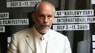 John Malkovich pózuje fotografům.