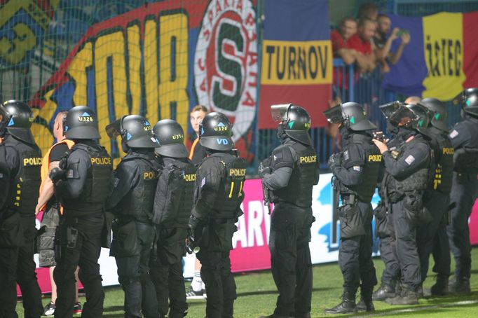 Policie před fanoušky Sparty ve finále MOL Cupu Liberec - Sparta Praha