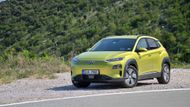 23. Hyundai Kona si meziročně polepšil o 7,6 procenta a s 85 948 prodanými kusy se stal nejprodávanějším modelem své značky. Minimálně za tři čtvrtě roku. Jeho silnější elektrická verze s větší baterkou se přitom vyrábí v Nošovicích.