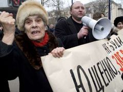 Na východě Ukrajiny Juščenka nemají rádi. Na snímku demonstrace proti jeho nedávné návštěvě Doněcku.