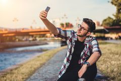 Překvapivé zjištění: muži fotí selfies více než ženy a v Česku to platí ještě více než jinde