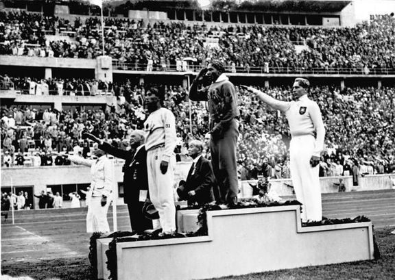 Jesse Owens na stupních vítězů.
