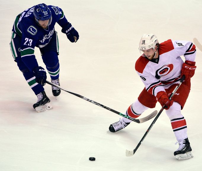 Elias Lindholm (Carolina Hurricanes) a Vancouver Canucks (Alexander Edler)