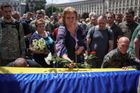 Přímo na hlavním kyjevském náměstí Nezávislosti, známém jako Majdan, měl 22. června pohřeb velitel praporu Karpatská Síč Oleh Kucyn.