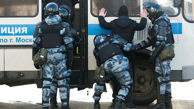 Policisté zatýkají lidi před budovou, kde se odehrává soud s Alexejem Navalným.