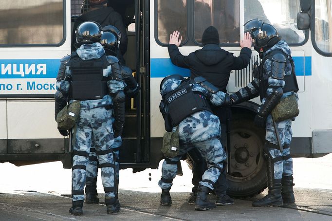 Policisté zatýkají lidi před budovou, kde se odehrává soud s Alexejem Navalným.