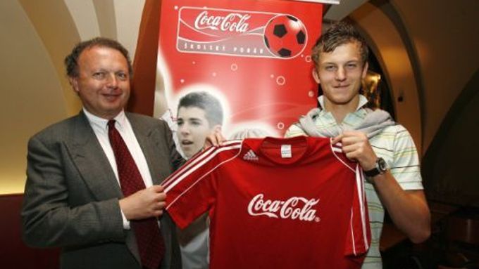 Tomáš Necid se stal patronem Coca-Cola Školského poháru. Na snímku přebírá dres z rukou Zdeňka Vilímka ze společnosti Coca-Cola